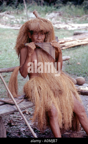 Mann vom Stamm Yagua spielen die Wind-Rohre im Amazonasgebiet von Peru Stockfoto