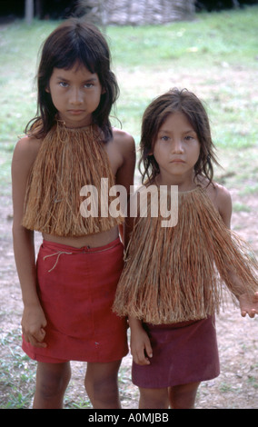 Zwei Mädchen vom Stamm Yagua im Amazonasgebiet von Peru Stockfoto