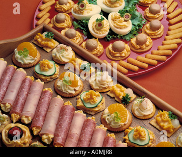 sortierten Sortiment Käse Vorspeisen Fleisch Sandwich Bologna Salami deviled Eiern hart gekochte Salzstangen Bon Appetit Stockfoto