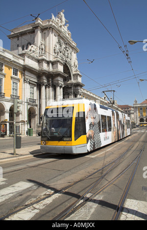 Neues Modell der Lissabonner Straßenbahnen vor Augusta Street Triumphal Arch Lissabon, Portugal Stockfoto