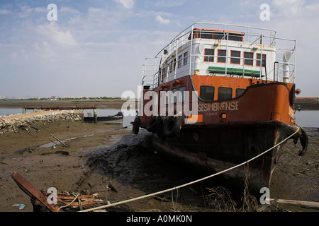 Cacilheiros, eine traditionelle Tagus Fluss-Fähre, die Lissabon mit der Süd-Marge in einer Werft in Seixal Bay verbindet. Portugal Stockfoto