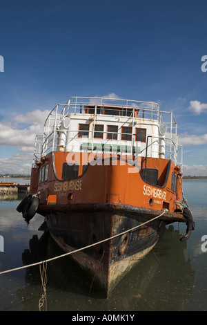 Cacilheiros, eine traditionelle Tagus Fluss-Fähre, die Lissabon mit der Süd-Marge in einer Werft in Seixal Bay verbindet. Portugal Stockfoto