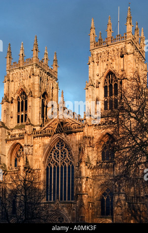 Die Westfassade des York Minster bei Sonnenuntergang Stockfoto