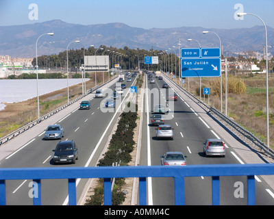 in der Nähe von Torremolinos Costa del Sol Malaga Provinz Spanien Verkehr auf der Autobahn A7 Stockfoto