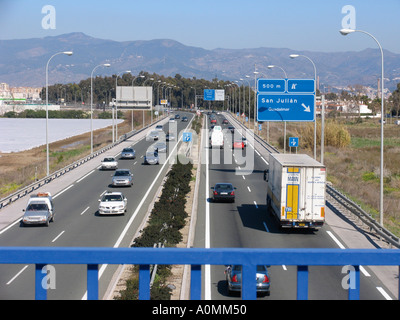 in der Nähe von Torremolinos Costa del Sol Malaga Provinz Spanien Verkehr auf der Autobahn A7 Stockfoto