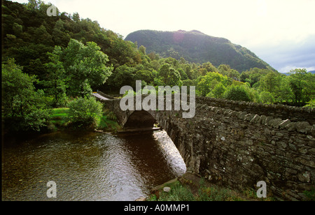 Cumbria Grange Borrowdale Brücke über den Fluss Derwent Stockfoto