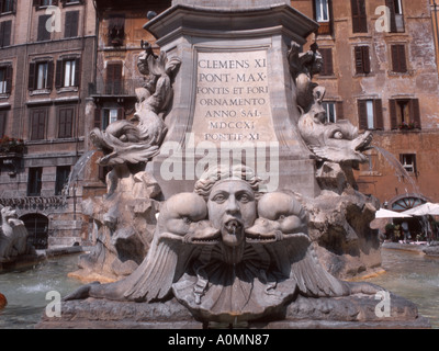 Rom, Italien. Fontana del Pantheon (Brunnen: 1575) auf der Piazza della Rotonda (Platz vor dem Pantheon) Brunnen Stockfoto