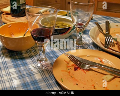 Tabelle mit schmutzig gelb Geschirr nach dem Essen Stockfoto