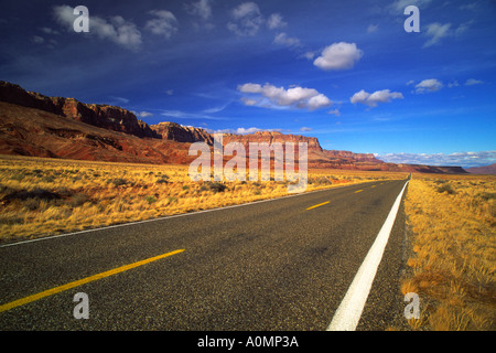 Straße entlang der Vermillion Cliffs in der Nähe von Page Arizona Stockfoto