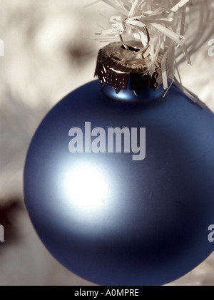 In der Nähe von blauen Weihnachtskugel auf White Xmas Tree Stockfoto