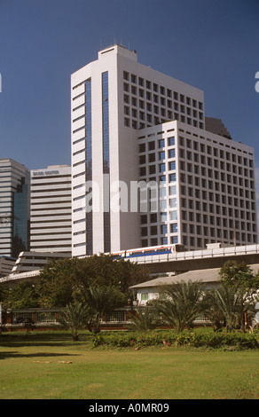 Lumphini Park Silom Road Wolkenkratzer BTS Skytrain Bangkok Thailand Stockfoto