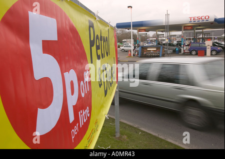 Geld aus Benzin-Zeichen an der Supermarkt-Tankstelle Stockfoto