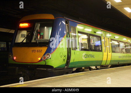 Zug am Bahnhof Birmingham New Street Stockfoto