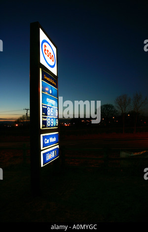 Esso Tankstelle Schild mit Benzin und Diesel Preise in der Abenddämmerung Stockfoto