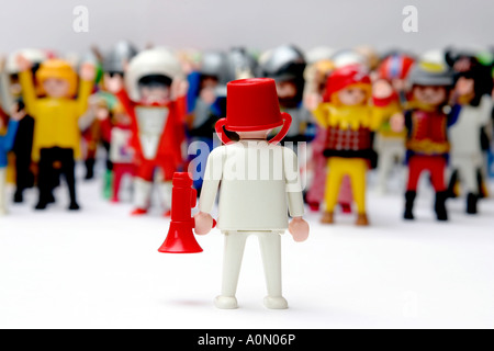 PLAYMOBIL Mann mit Eimer auf dem Kopf und Lautsprechergehäuse Adressierung Menge von Zahlen Stockfoto