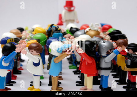 PLAYMOBIL Mann mit Eimer auf dem Kopf und Lautsprechergehäuse Adressierung Menge von Zahlen tun Square Dance Stockfoto