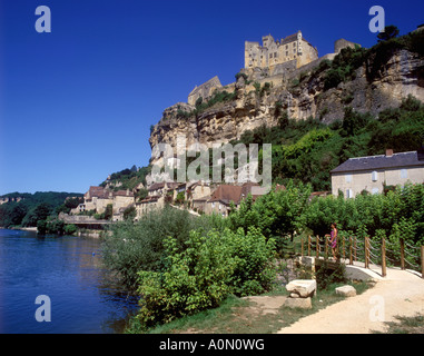 Blick auf das malerische Dorf Beynac et Cazenac auf der Dordogne übersehen am Schloss Stockfoto