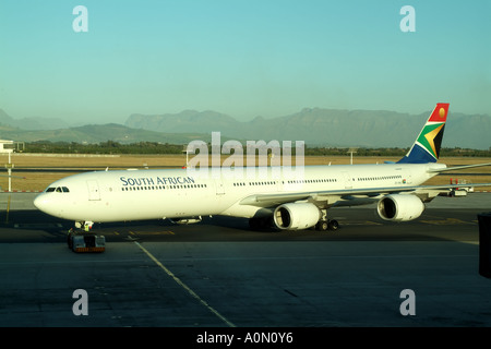 Cape Town Airport South African Airways A340 600 vier engined Flugzeug von Schlepper gezogen wird Stockfoto