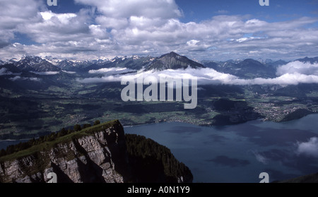 Thunersee und das Justistal-Tal in der Schweiz, von einem Berggipfel in der Nähe von dem Niederhorn betrachtet Stockfoto