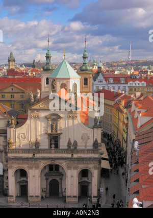 Einen Blick über die Dächer in Prag, Tschechische Republik Stockfoto