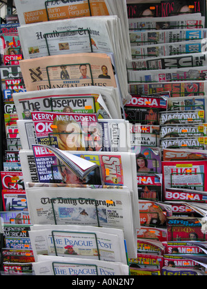 Eine Vielzahl von internationalen Zeitungen auf einem Rack außerhalb einer Zeitung stand angezeigt. Stockfoto