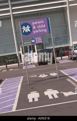 Eltern und Kind Parkplatz Bucht bei Gallion erreichen Shopping park Beckton East London Stockfoto