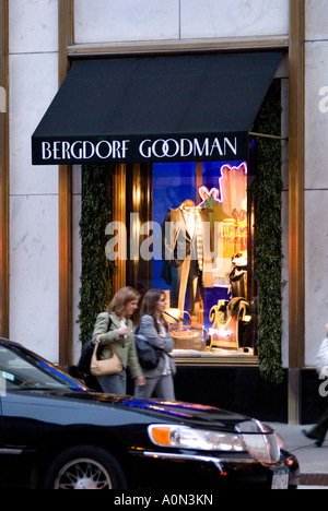 Käufer übergeben Weihnachten Fenster Bergdorf Goodman Mens Kaufhaus 5th Avenue Uptown Manhattan-New York-USA Stockfoto