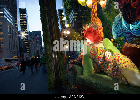 Dschungel-Thema-Weihnachts-Fenster angezeigt, bei Bergdorf Goodman Department Store auf der 5th Avenue in Uptown Manhattan-New York-USA Stockfoto