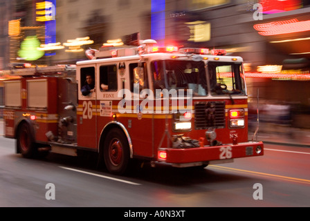 F D N Y Feuerwehr Motor Rauschen durch Midtown Manhattan New York USA Stockfoto