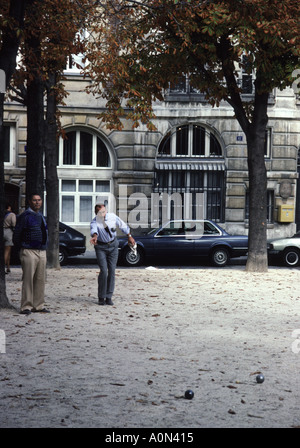 Französische Männer spielen Boule in Mittagspause Paris Frankreich Stockfoto