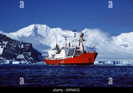 HMS Endurance verankert in ruhigen friedlichen Meer mit Welle Peak Coronation Island hinter Stockfoto