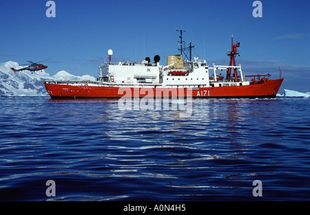 HMS Endurance Lynx Hubschrauber landet auf Schiff bei ruhiger See Süd-Orkney-Inseln der Antarktis Stockfoto