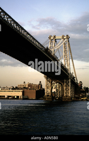 Die Williamsburg Bridge mit einer gesamten Spannweite von 7308 Füße verbindet Manhattan Williamsburg Abschnitt von Brooklyn Stockfoto