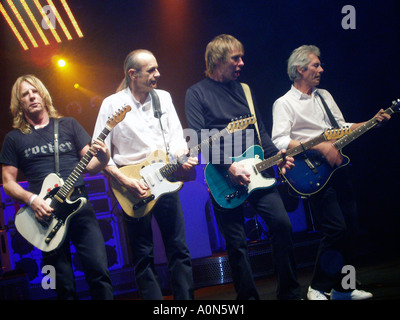 Rick Parfitt und Francis Rossi und andere Mitglieder des Status Quo live auf der Bühne Stockfoto