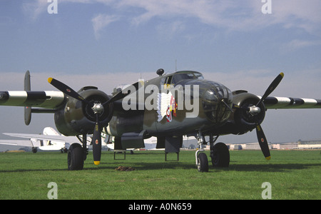 North American B-25 Mitchell Bomber Flugzeug in RAF Farben und D-Day Invasion Streifen auf dem Display an der Coventry Flügel des Sieges Airshow Stockfoto