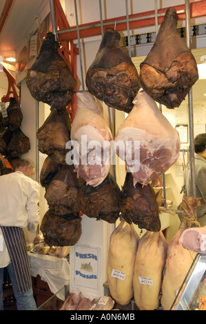 Markthalle in Fleisch hängen auf dem Display für Last-Minute Heiligabend Shopper vor Metzger laden in Oxfords Stockfoto