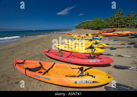Kajaks am Kaanapali Strand und die Insel Lanai von Maui, Hawaii. Stockfoto