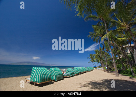Sonne-Cabanas am Kaanapali Strand, mit Blick auf die Insel Lanai, Maui, Hawaii. Stockfoto