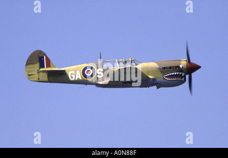 Curtiss P40M Kittyhawk in RAF Dessert Tarnung macht einen Überflug auf Coventry Flügel des Sieges Airshow Stockfoto