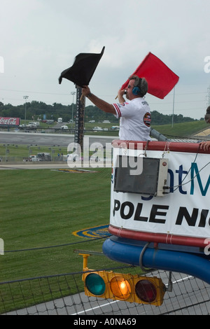 NASCAR Flagman Beflaggung Autos während des Trainings laufen vor Meijer 300 auf dem Kentucky Speedway Stockfoto