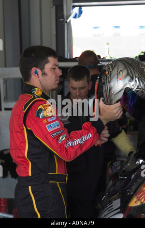 NASCAR-Fahrer Fahrer Martin Turex Jr seinen Helm aufsetzen Stockfoto
