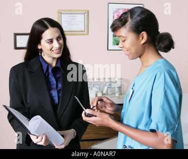 Vertriebsmitarbeiter-Gespräche, und versucht zu verkaufen, Dienstleistungen oder Produkten zu pflegen, im Krankenhaus oder einer Klinik arbeiten. Stockfoto