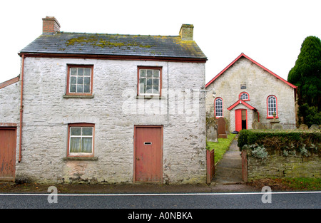 Bethel Baptist Kapelle am Pwllgloyw in der Nähe von Brecon Powys Wales UK erbaut 1855 mit zugehörigen Cottage für Prediger oder Hausmeister Stockfoto