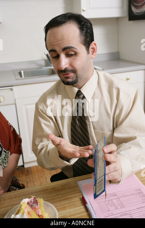 Arzt erklärt Ernährung Fakten für Patienten. Stockfoto