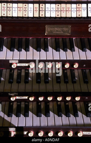 Tastatur-Konsole mit mehreren Handbüchern auf Pilcher Pfeifenorgel in Louisville KY Stockfoto