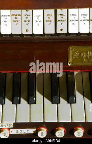 Nahaufnahme von Pilcher Pfeifenorgel Tastatur mit voreingestellten Stimme tabs Stockfoto