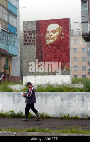 Ein Sowjet-Ära Porträt Lenins auf einer Straße in Nevelsk auf Sachalin in Russland 2004 Stockfoto