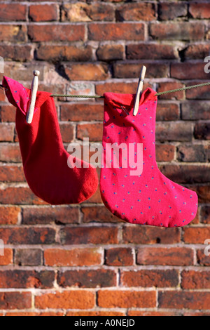 Zwei Socken Trocknen auf eine Wäscheleine, Dudley, West Midlands, england Stockfoto