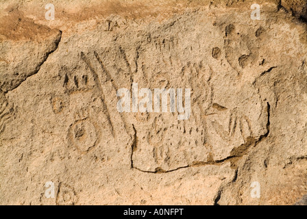 Felsen-Kunst-Petroglyphen geschnitzt in alten Küstenlinie auf Klippe in Lava Beds National Monument Tulelake, Kalifornien USA Stockfoto