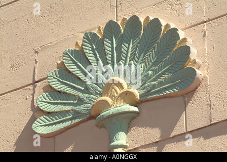 Ägyptische Bas Relief Hieroglyphen auf Außenseite Balsiger Gebäudes in Klamath Falls, Oregon Stockfoto